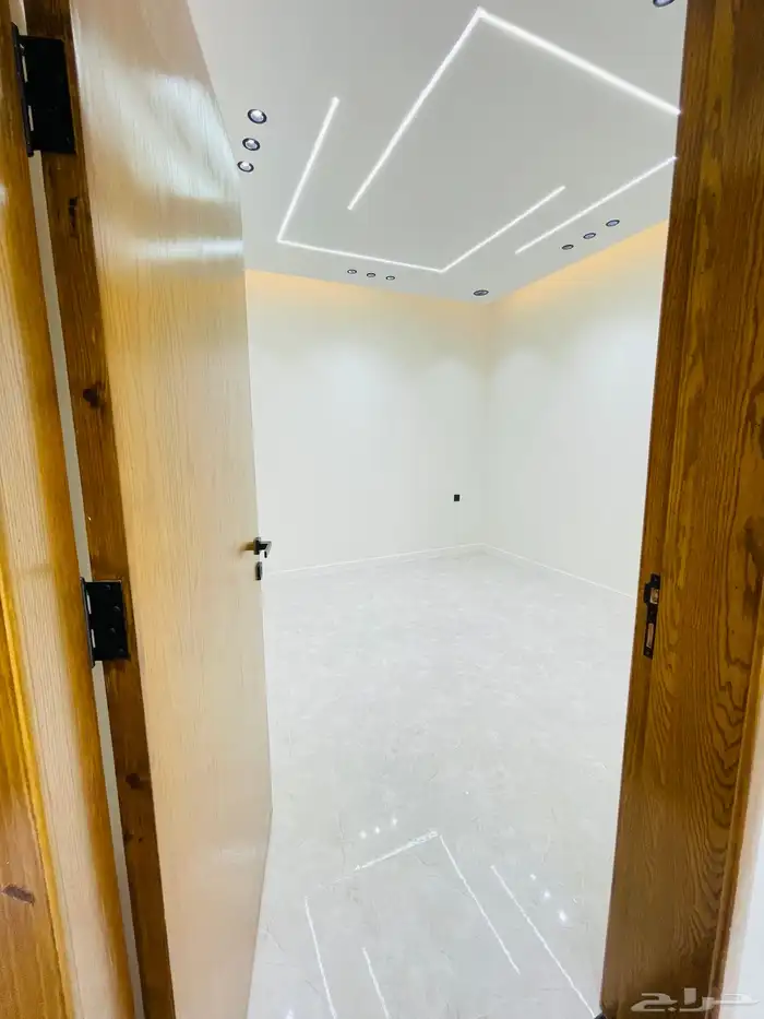 للبيع شقق تمليك علوي مع سطح موقع متميز جدا وسط الخدمات 16