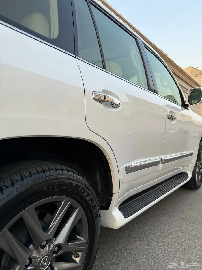 للبيع جيب لكزس LX 570 2014 S شبه الجديد 35