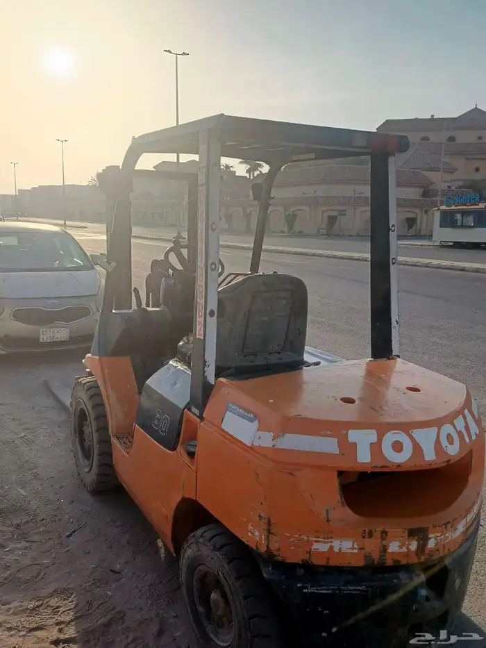 forkift Boom truck available jaddah for rent daily weekly an 2