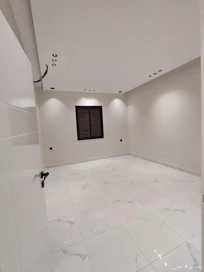 للبيع بحي الاسكان شقق علويه من 550 الف بسطح خاص ومصعد شغال 24