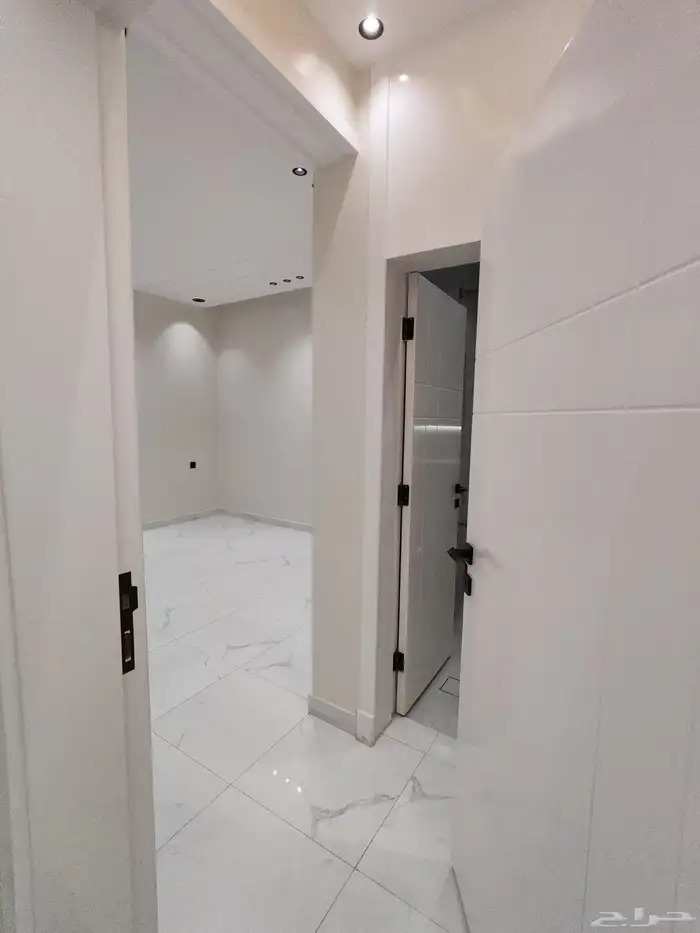 للبيع بحي الاسكان شقق علويه من 550 الف بسطح خاص ومصعد شغال 19