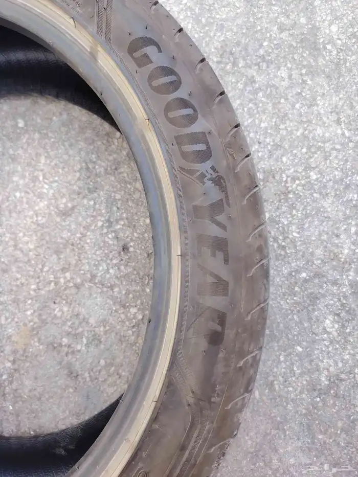 كفرات مستعمله شبه جديد مقاس 235 45 20 2