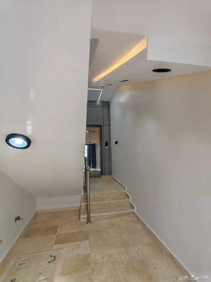 للبيع بحي الاسكان شقق علويه من 550 الف بسطح خاص ومصعد شغال 1