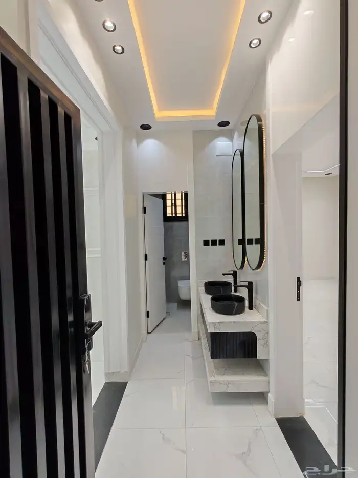 للبيع بحي الاسكان شقق علويه من 550 الف بسطح خاص ومصعد شغال 0