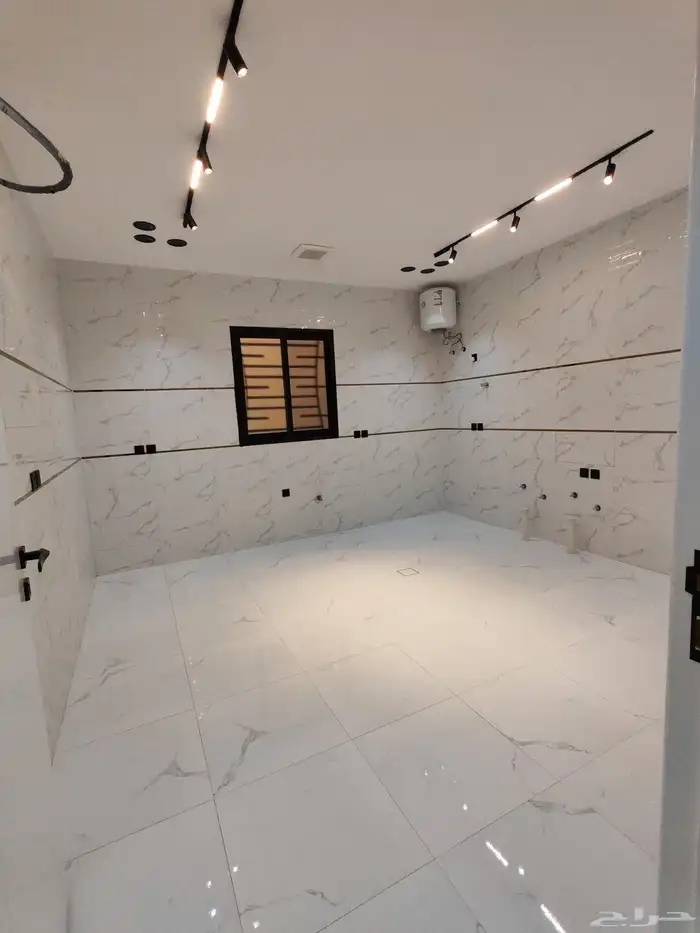 للبيع بحي الاسكان شقق علويه من 550 الف بسطح خاص ومصعد شغال 16