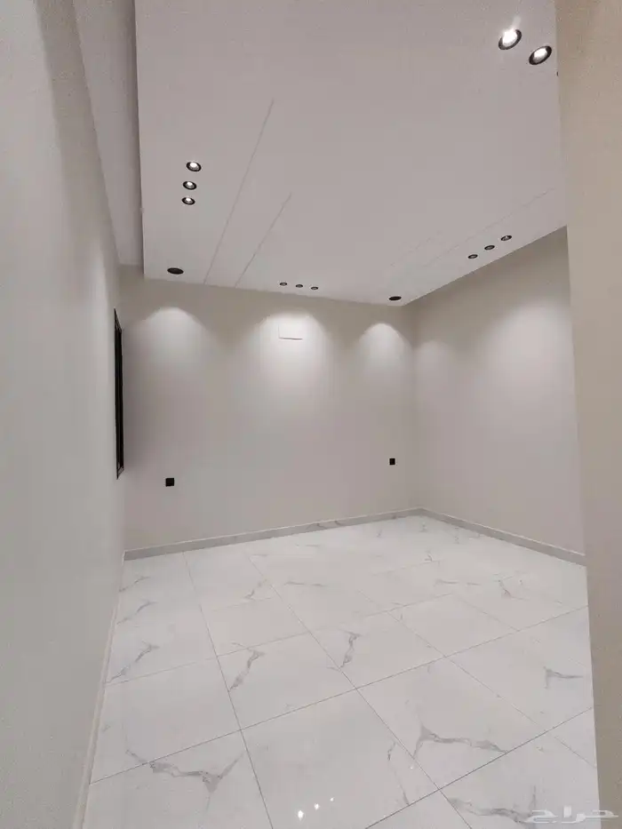 للبيع بحي الاسكان شقق علويه من 550 الف بسطح خاص ومصعد شغال 20