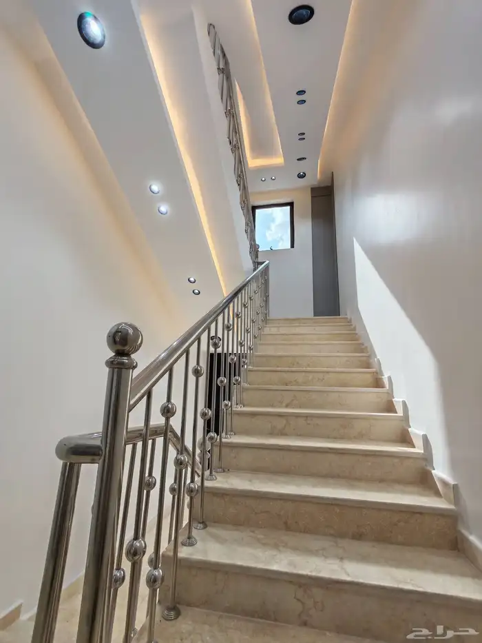 للبيع بحي الاسكان شقق علويه من 550 الف بسطح خاص ومصعد شغال 2