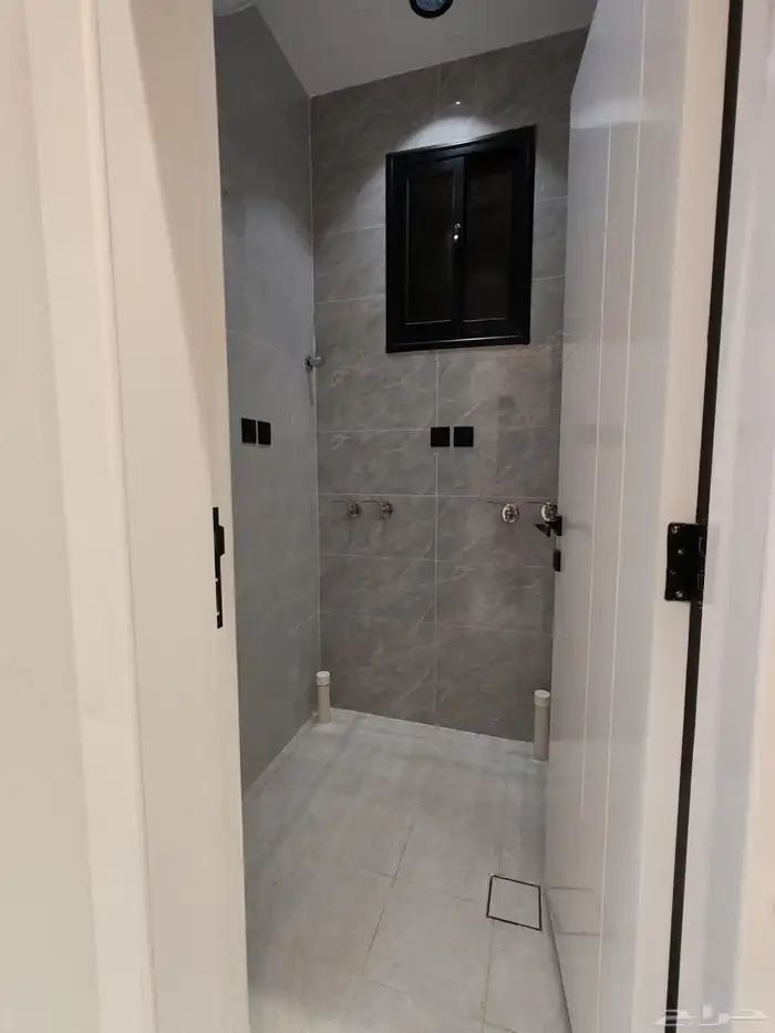 للبيع بحي الاسكان شقق علويه من 550 الف بسطح خاص ومصعد شغال 9