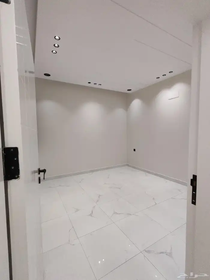 للبيع بحي الاسكان شقق علويه من 550 الف بسطح خاص ومصعد شغال 18