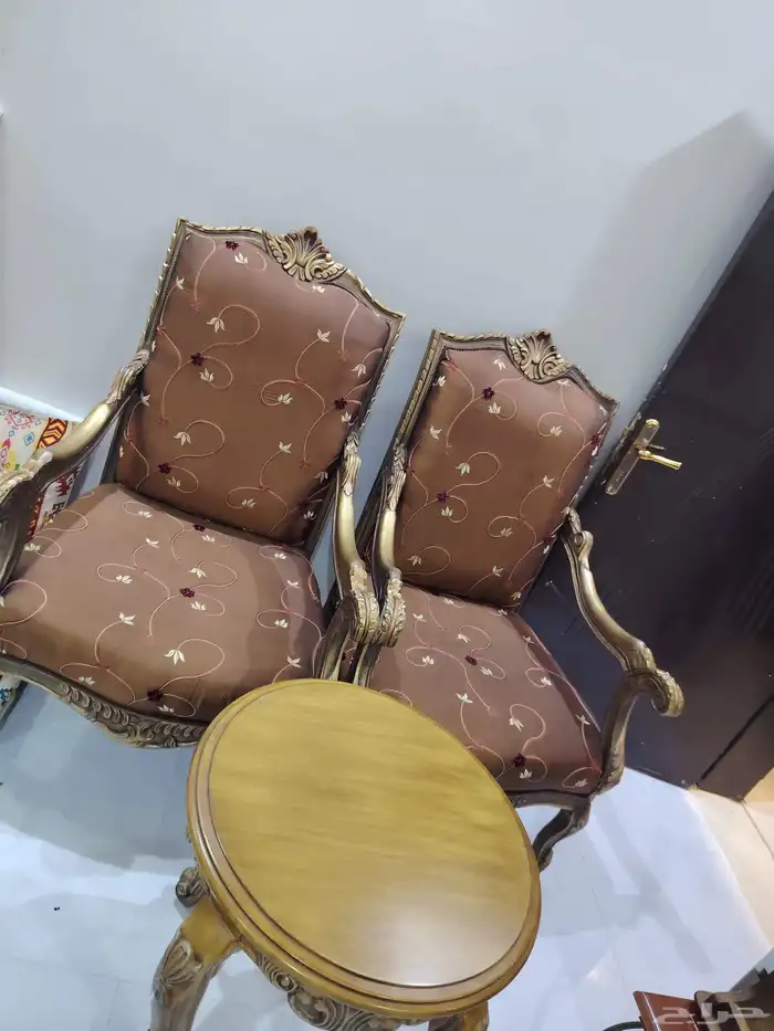 اثنين كراسي للبيع مع طاوله 1