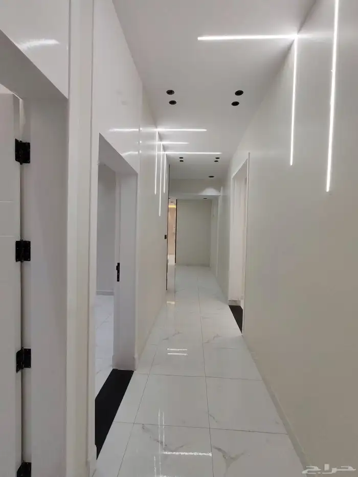 للبيع بحي الاسكان شقق علويه من 550 الف بسطح خاص ومصعد شغال 25