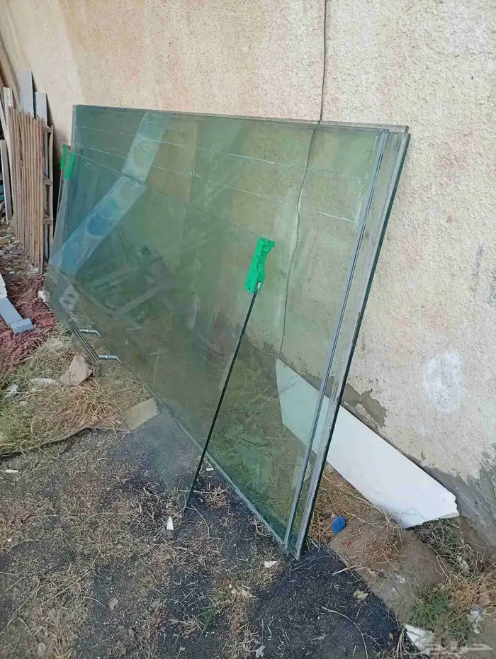 للبيع زجاج سكرت طول 2.49 عرض1.16من 3قطع 2.10الباب.93 عرض 2
