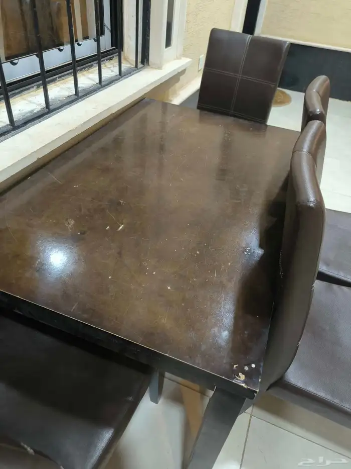طاولة طعام مع أربعة كراسي 2