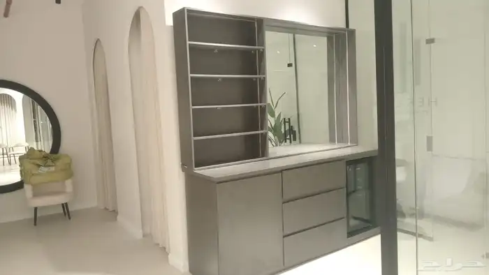جدار خشبي للبيع ينفع للقهوه او تسريحه 0