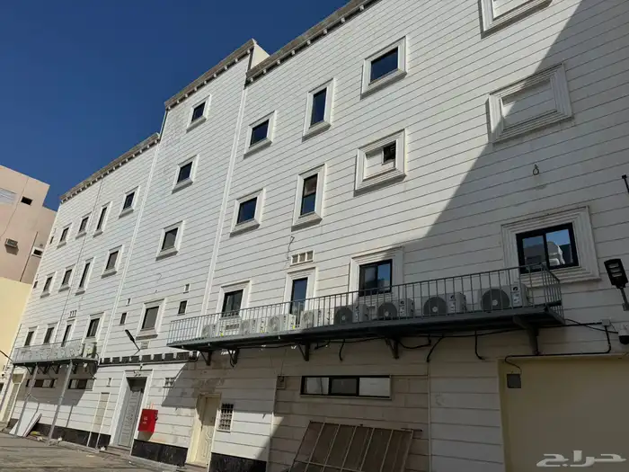 معارض تجارية ومبنى سكني للبيع 3