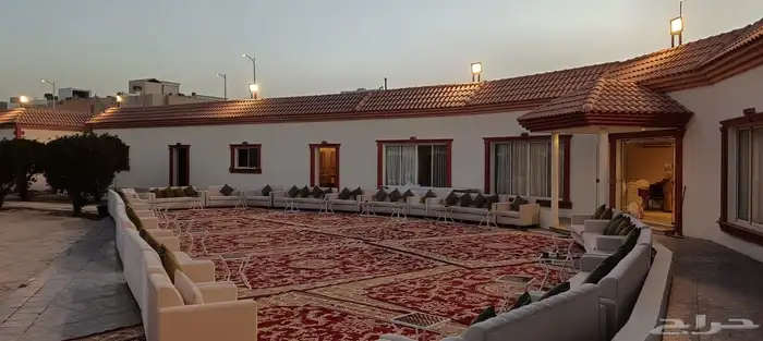 يوجد لدينا كراسي وطاولات وكانت ثلاثي ومفرد صبابين وصبابات 6