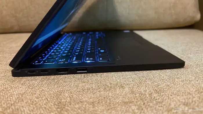 لابتوب. DELL الشاشة اللمس 8