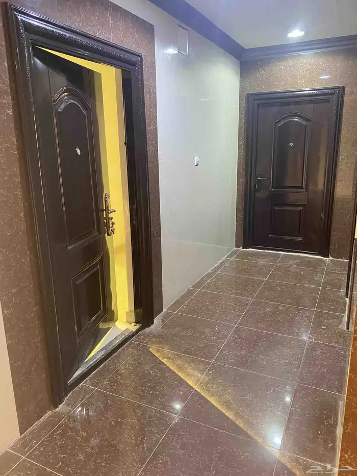 شقة دور ارضي للبيع مساحة 190 متر حي لبن 1