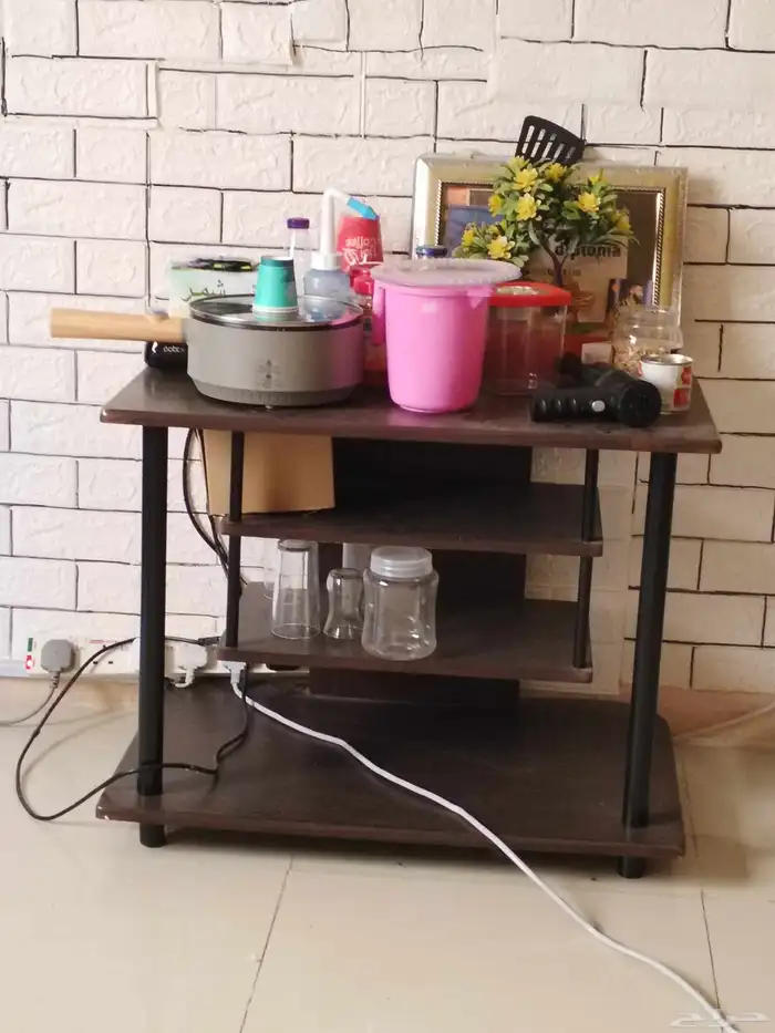 طاولة تلفزيون نظيفه للبيع خاليه الخدوش والكسور 0