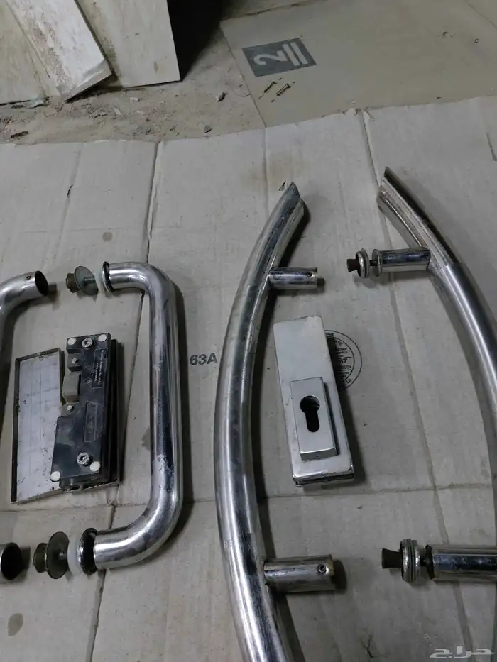 يد باب زجاج وقفل كامل وناوية باب .الاحساء 0