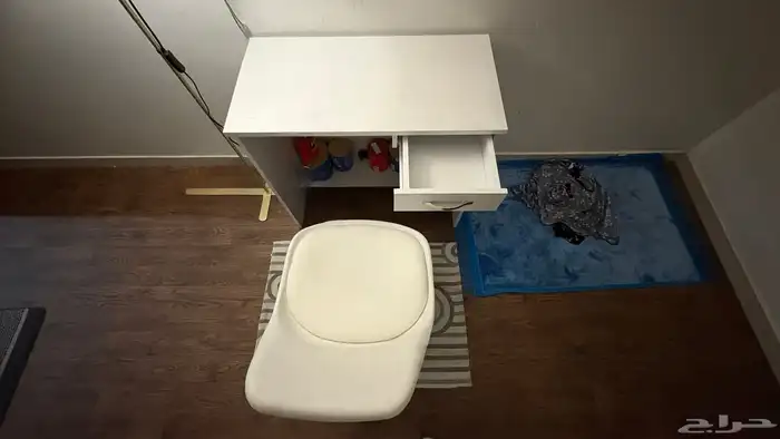 مكتب مع درج و كرسي و رف تحت المكتب 2