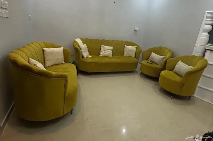 طقم كنب اربع قطع مع شجرة زينة بحالة مقبولة للبيع 0