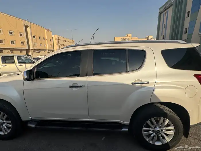ايسوزو MUX 8