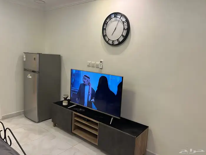 غرفة ومطبخ وحمام مؤثثه مع المويه والكهرباءالسعر.(2200) 1