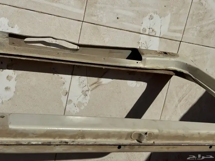 قطع غيار . قاعدة زجاج اماميه جيب ربع 84 0