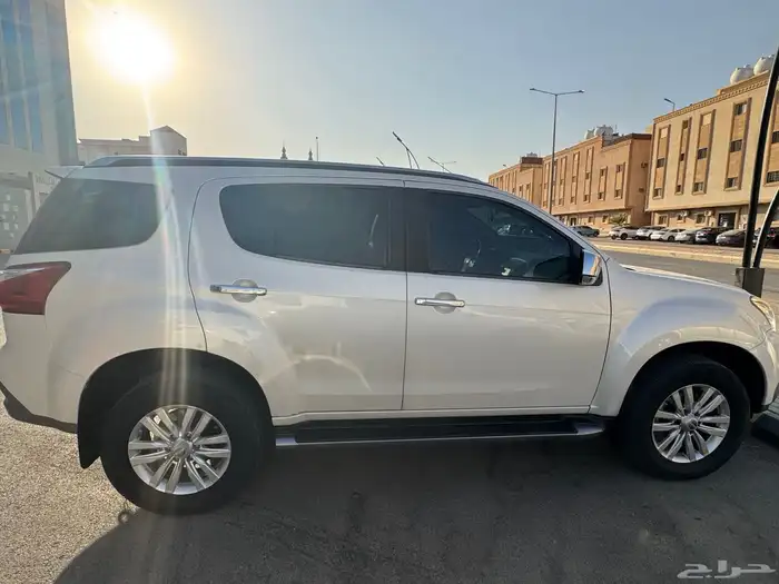 ايسوزو MUX 9