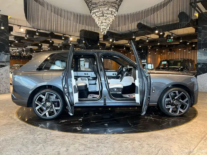 كولينان بلاك بادج - Rolls-Royce Cullinan Black Badge 2025 4