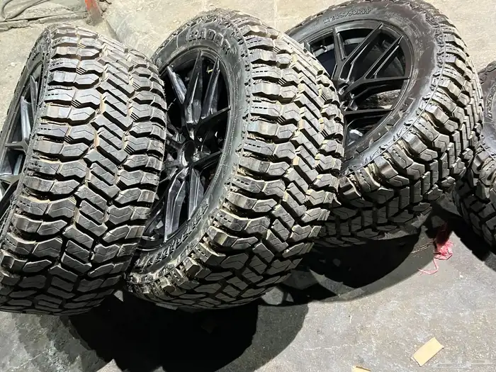 جنوط همر 6 مسمار مع كفرات حجري مقاس 325 50 22 30