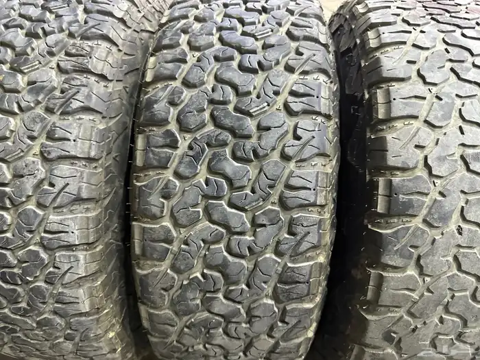 جنوط فيول 6 مسمار مع كفرات نص حجري مقاس 17 14