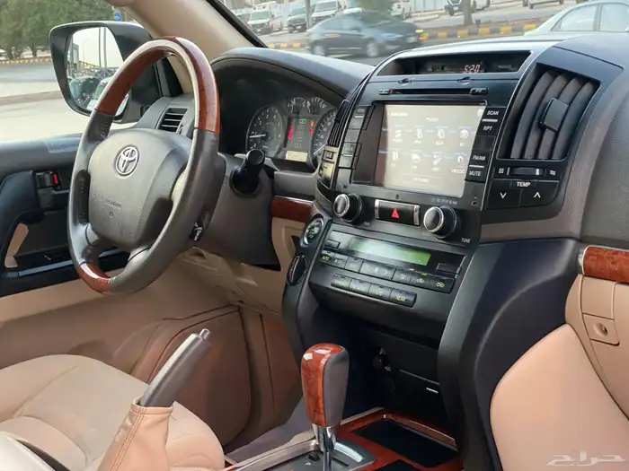 تويوتا لاند كروزر V8 28