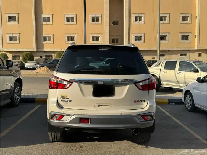 ايسوزو MUX 11