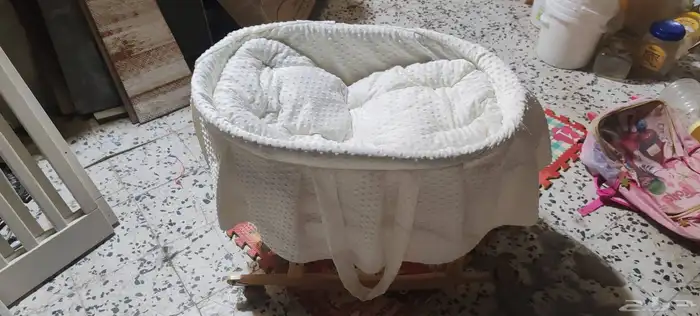 مشايه أطفال وكرسي أطفال وسرير وابواب خشبيه وتلفزيون 8