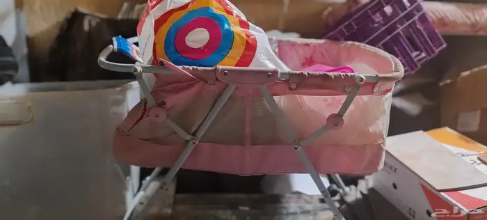 مشايه أطفال وكرسي أطفال وسرير وابواب خشبيه وتلفزيون 3