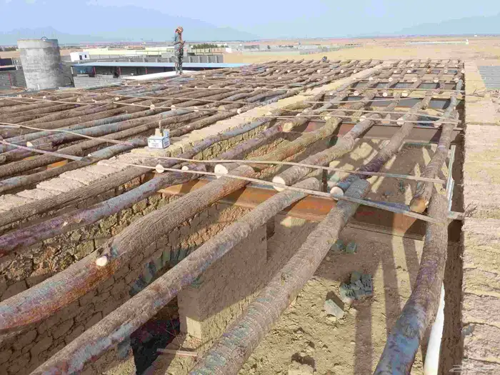 بناء طين وحجر واسقف اثل وجريد 4