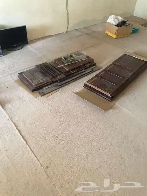 طاوله مكتب مع كمودينه ادراج وكمودينه للكمبيوتر و 3 كرا سى 4