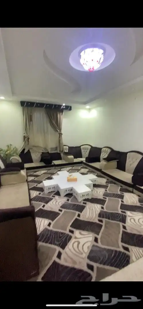 كنب مجلس 5 4 نظيف مرره مع السجاد وستاره 2