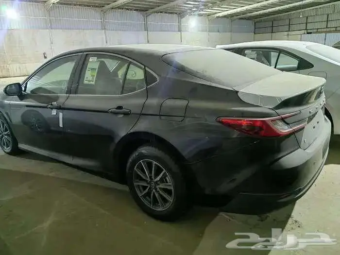 تويوتا كامري اي بنزين استندر 2025 سعودي 4