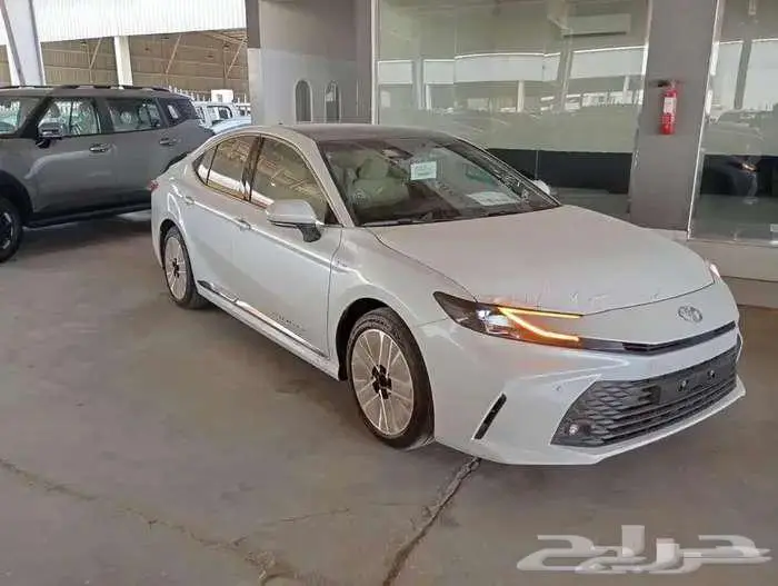 تويوتا كامري ال اي هايبرد ابيض 2025 1