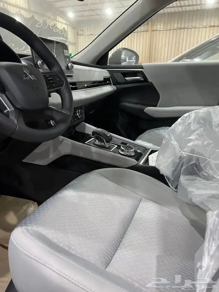 ميتسوبيشي اوتلاندر 2025 ب 96900 شامل 7 مقاعد بصمة اسود ملكي 9