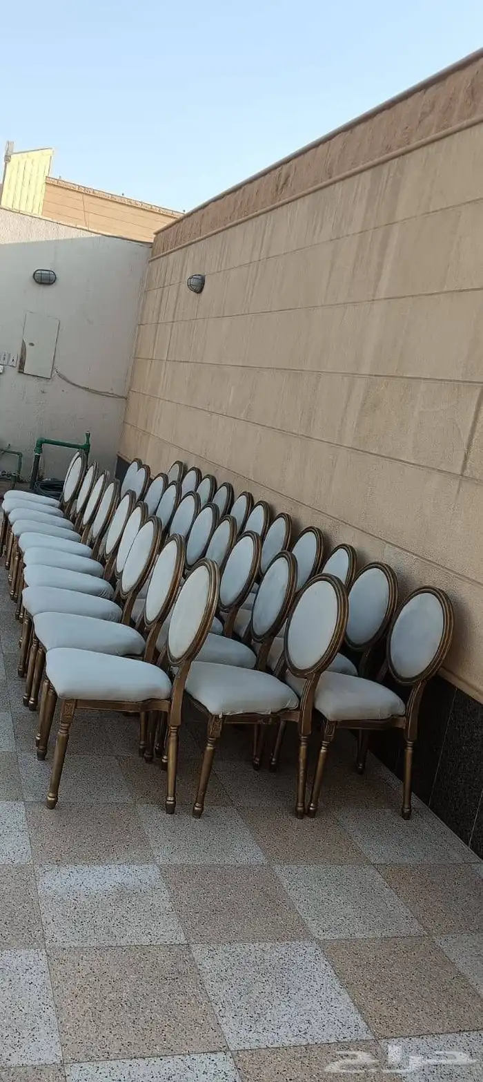 يوجد لدينا كراسي وطاولات وكانت ثلاثي ومفرد صبابين وصبابات 4