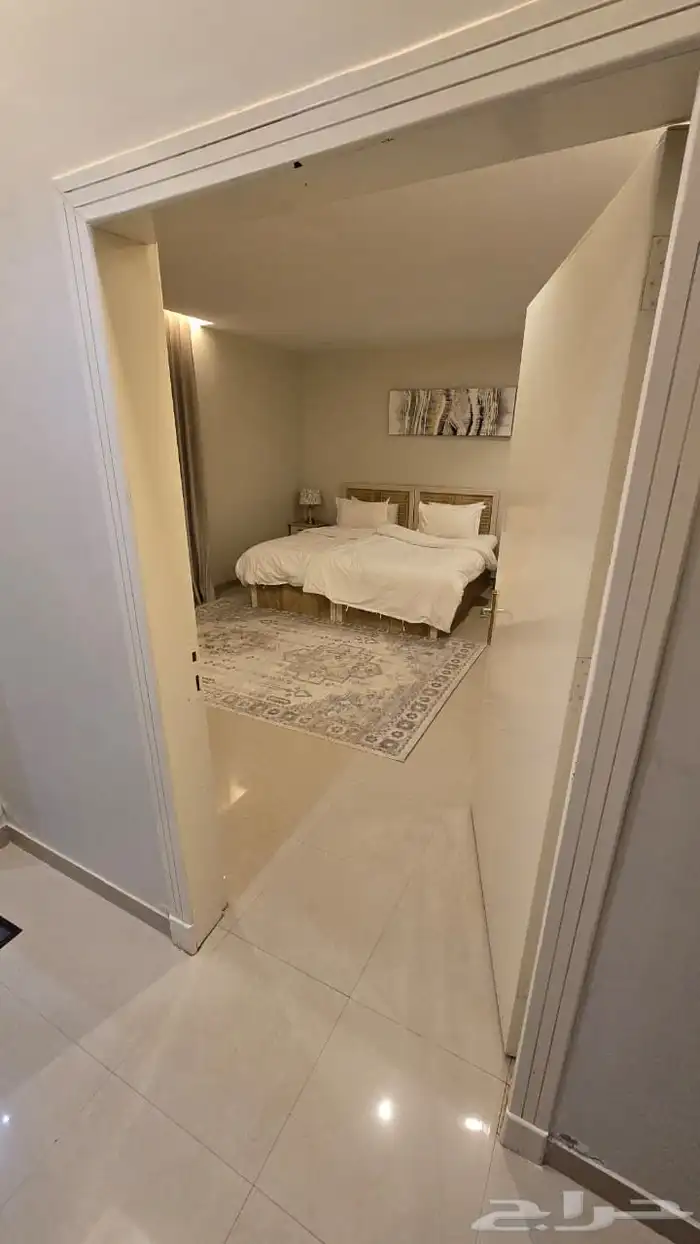 شقه مفروشه غرفه وصاله مع حديقه دور ارضي بحي النرجس 2