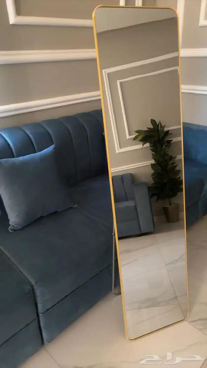 مرآه مع قاعده الألومنيوم لونها ذهبي نظيفه للبيع 0