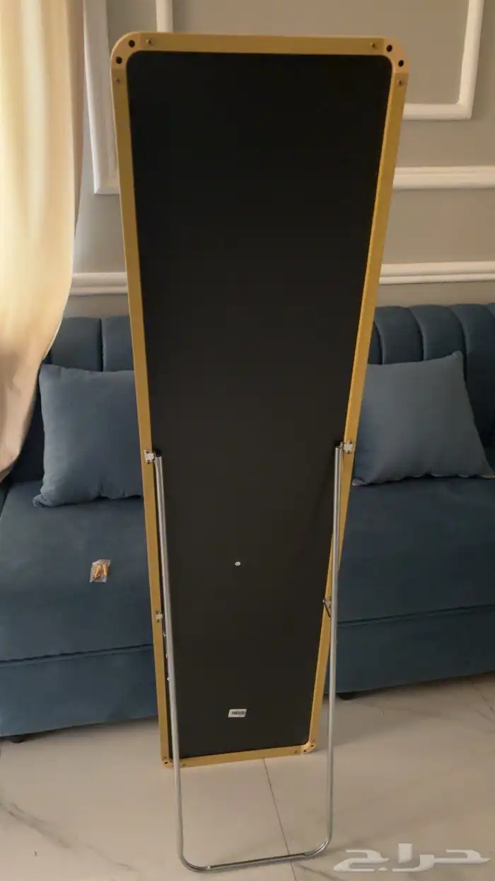 مرآه مع قاعده الألومنيوم لونها ذهبي نظيفه للبيع 1