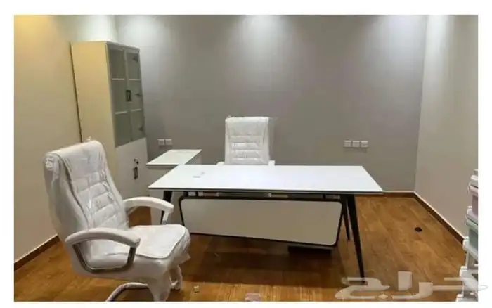 طاولة مكتب بلمسة فنية بأحجام مختلفة 13