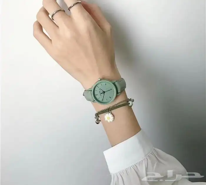 طقم نسائي فاخر و 4 ساعات 8