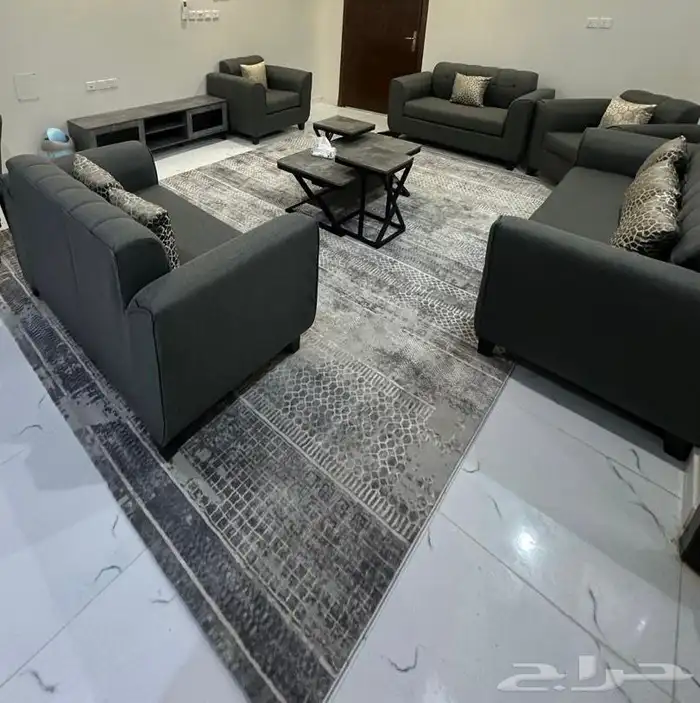 بيع كنب5 قطع وطاولة تلفزيون وفرشة وطاولات خدمه ولوحتين 0